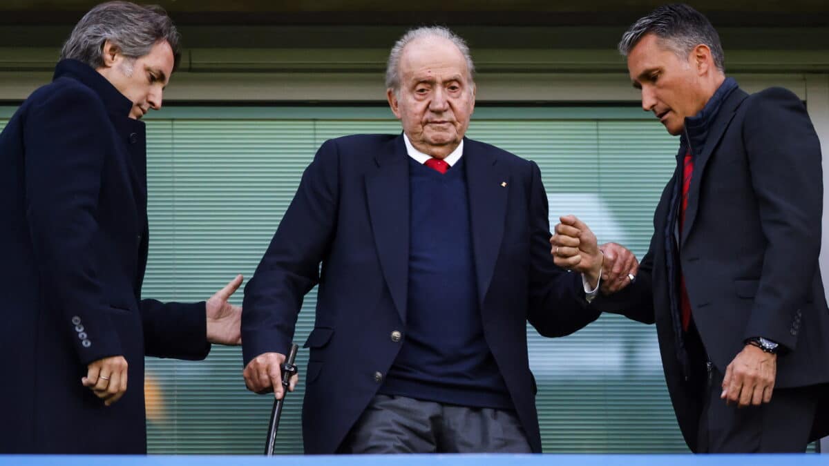 El rey emérito español Juan Carlos (C) llega para los cuartos de final de la Liga de Campeones de la UEFA, partido de vuelta entre Chelsea y Real Madrid en Londres, Gran Bretaña, el 18 de abril de 2023.