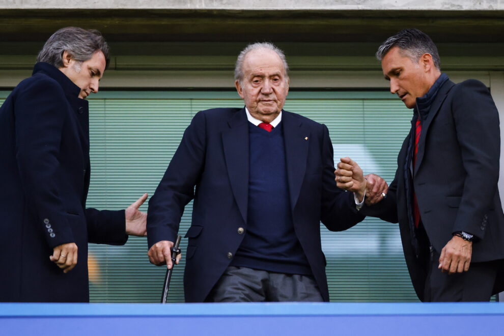 El rey emérito español Juan Carlos (C) llega para los cuartos de final de la Liga de Campeones de la UEFA, partido de vuelta entre Chelsea y Real Madrid en Londres, Gran Bretaña, el 18 de abril de 2023.