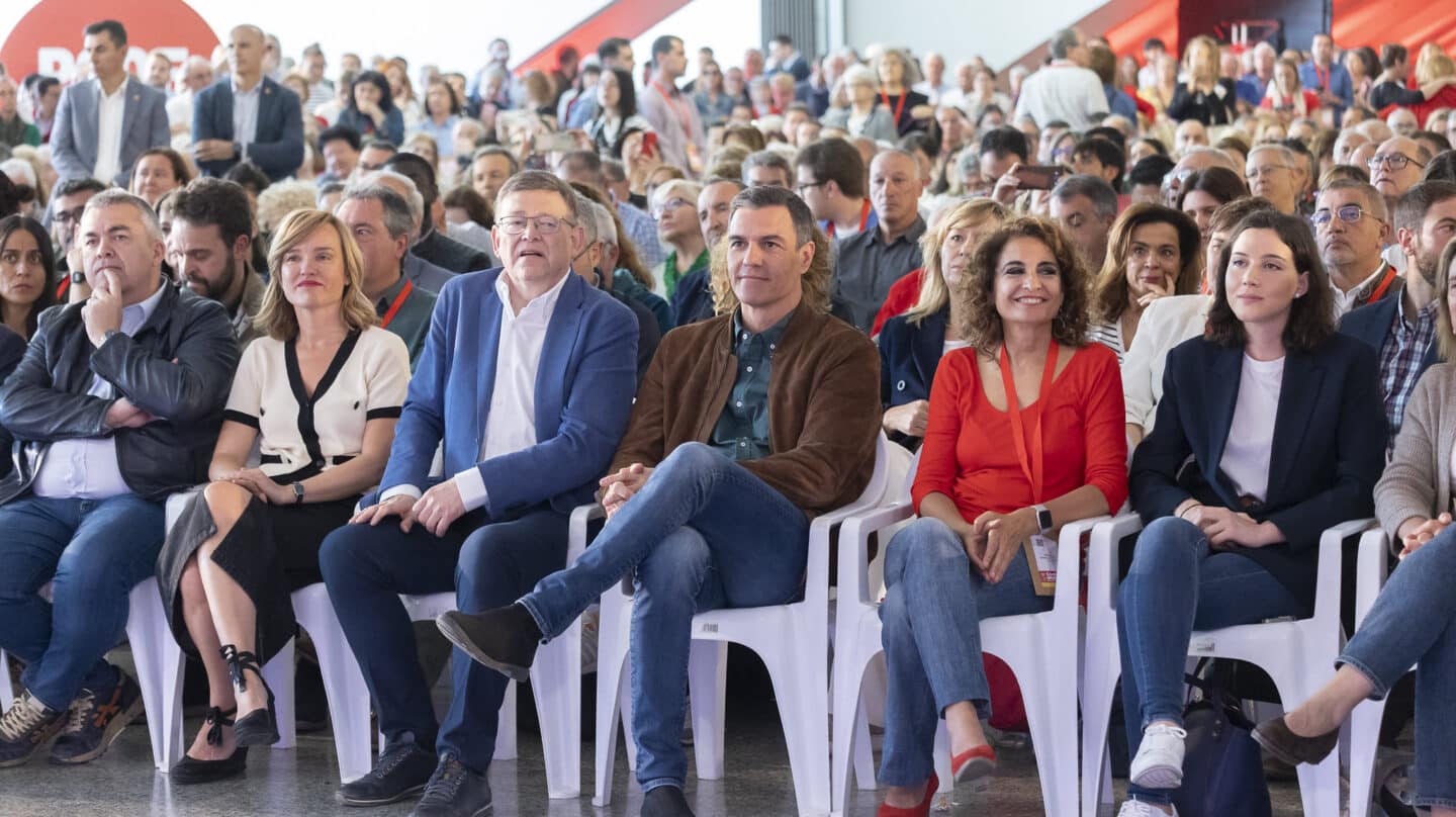 De izqda. a dcha., Santos Cerdán y Pilar Alegría, secretario de Organización del PSOE y portavoz del partido; Ximo Puig, 'president' de la Generalitat Valenciana; Pedro Sánchez, presidente del Gobierno y líder del PSOE; María Jesús Montero, vicesecretaria general del partido y titular de Hacienda, y Andrea Fernández, secretaria de Igualdad, durante la clausura de la conferencia municipal del PSOE, este 16 de abril de 2023 en el Museu de les Ciències de Valencia.