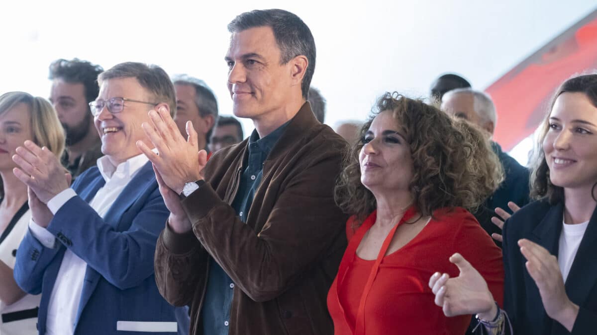 El secretario general del PSOE y presidente del Gobierno, Pedro Sánchez (c), con la vicesecretaria general del partido y titular de Hacienda, María Jesús Montero (2d); el 'president' de la Generalitat, Ximo Puig (2i); la ministra de Educación, Pilar Alegría (i), y la secretaria de Igualdad, Andrea Fernández (d), este 16 de abril de 2023 en la clausura de la convención municipal del PSOE, en el Museu de les Ciències de Valencia.