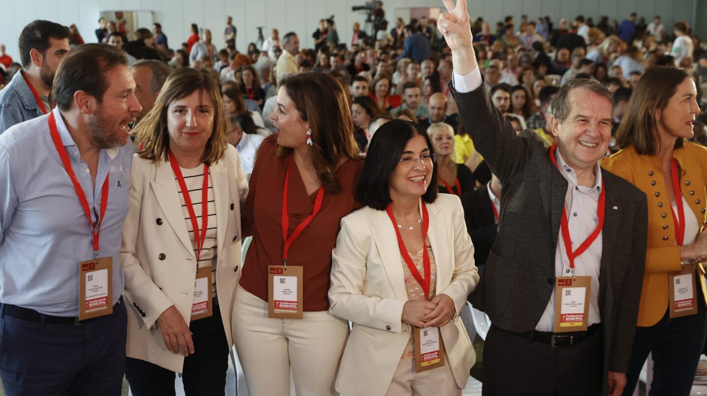 Los alcaldes de Valladolid, Óscar Puente (i) y Vigo, Abel Caballero (2d), junto a los candidatos socialistas por Zaragoza, Lola Ranera (2i); Valencia, Sandra Gómez (3i); Las Palmas, Carolina Darias (3d), y Madrid, Reyes Maroto (d), este 15 de abril de 2023 en la apertura de la conferencia municipal del PSOE en el Museu de les Ciències de Valencia.