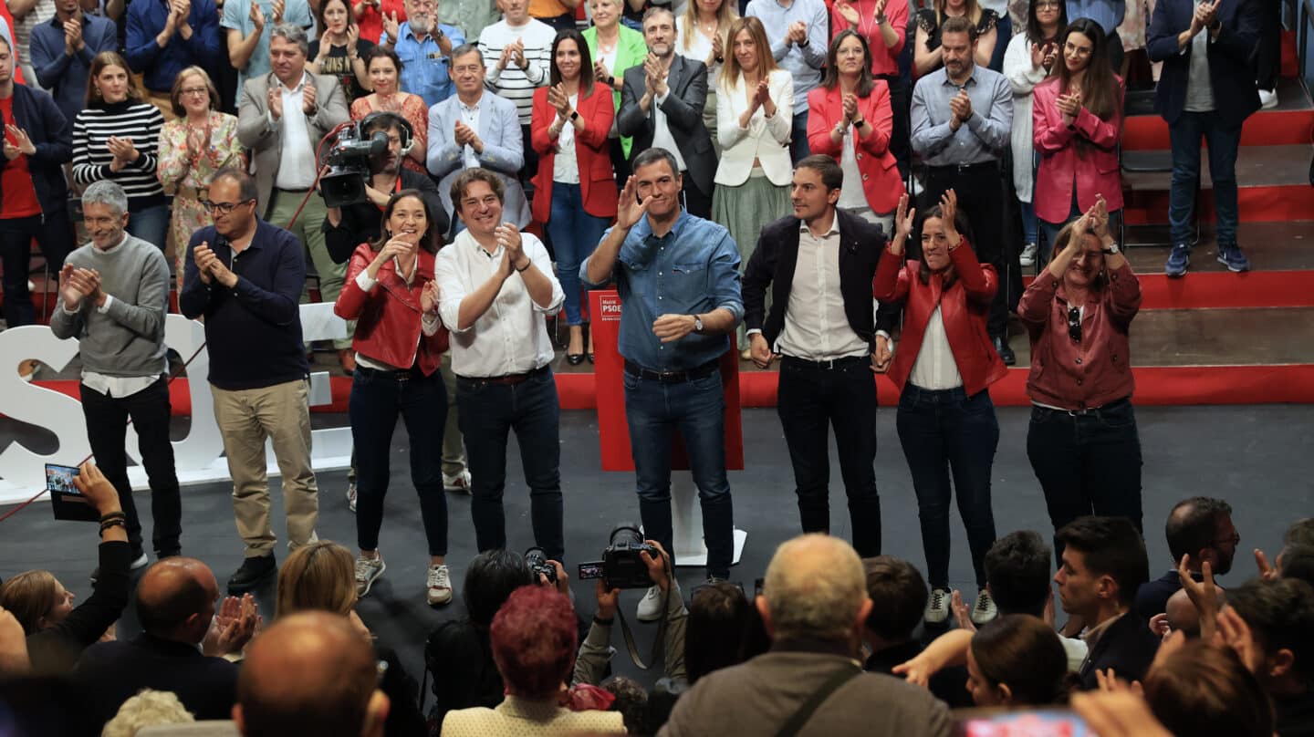 FUENLABRADA (MADRID), 23/04/2023.- El secretario general del PSOE y presidente del Gobierno, Pedro Sánchez (4d), junto al secretario general de los socialistas madrileños y candidato a la presidencia de la Comunidad de Madrid, Juan Lobato (3d), el alcalde de Fuenlabrada, Francisco Javier Ayala (4i), la secretaria general del PSOE de Fuenlabrada, Mónica Sebastián (2d), la candidata del PSOE a la Alcaldía de Madrid, Reyes Maroto (3i), el ministro del Interior, Fernando Grande-Marlaska (i), durante el acto del PSOE celebrado este domingo en Fuenlabrada (Madrid). EFE/Zipi