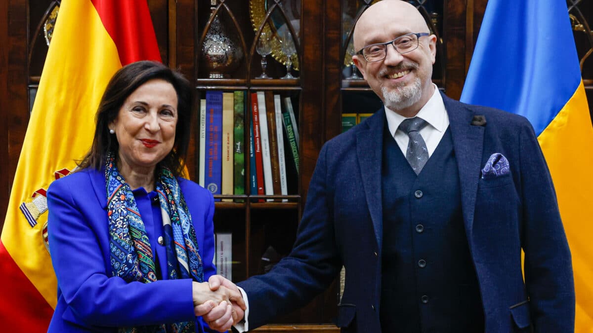 Margarita Robles se reúne con el ministro de Defensa ucraniano, Oleksii Reznikov.