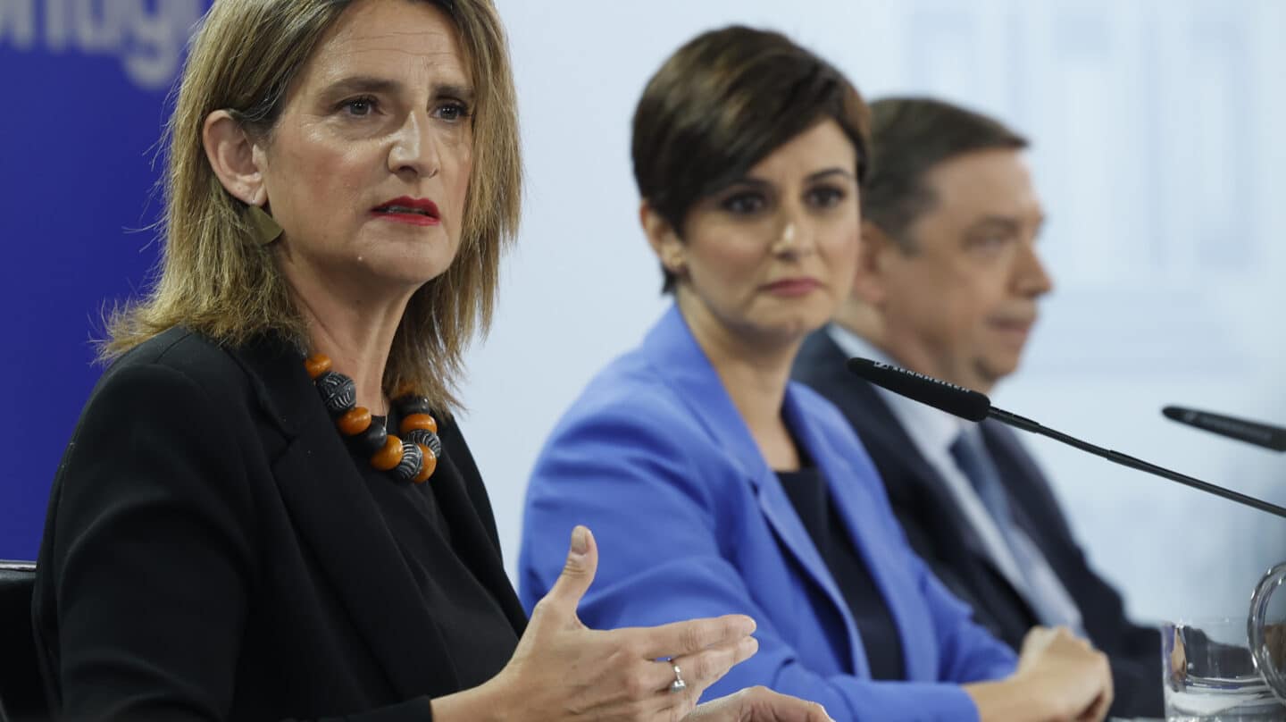 MADRID, 25/04/2023.- La ministra de Política Territorial y portavoz del Gobierno, Isabel Rodríguez (c), el ministro de Agricultura, Pesca y Alimentación, Luis Planas, y la vicepresidenta tercera y ministra para la Transición Ecológica y el Reto Demográfico, Teresa Ribera, durante la rueda de prensa posterior al Consejo de Ministros, este martes en Moncloa. EFE/J.J. Guillén