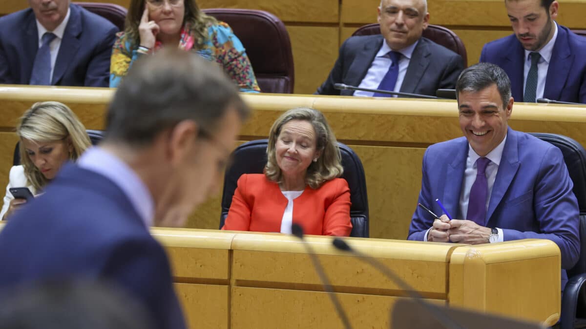 El presidente del Gobierno, Pedro Sánchez (d), reacciona durante la intervención del líder del PP, Alberto Núñez Feijóo, en el pleno del Senado este martes en Madrid.