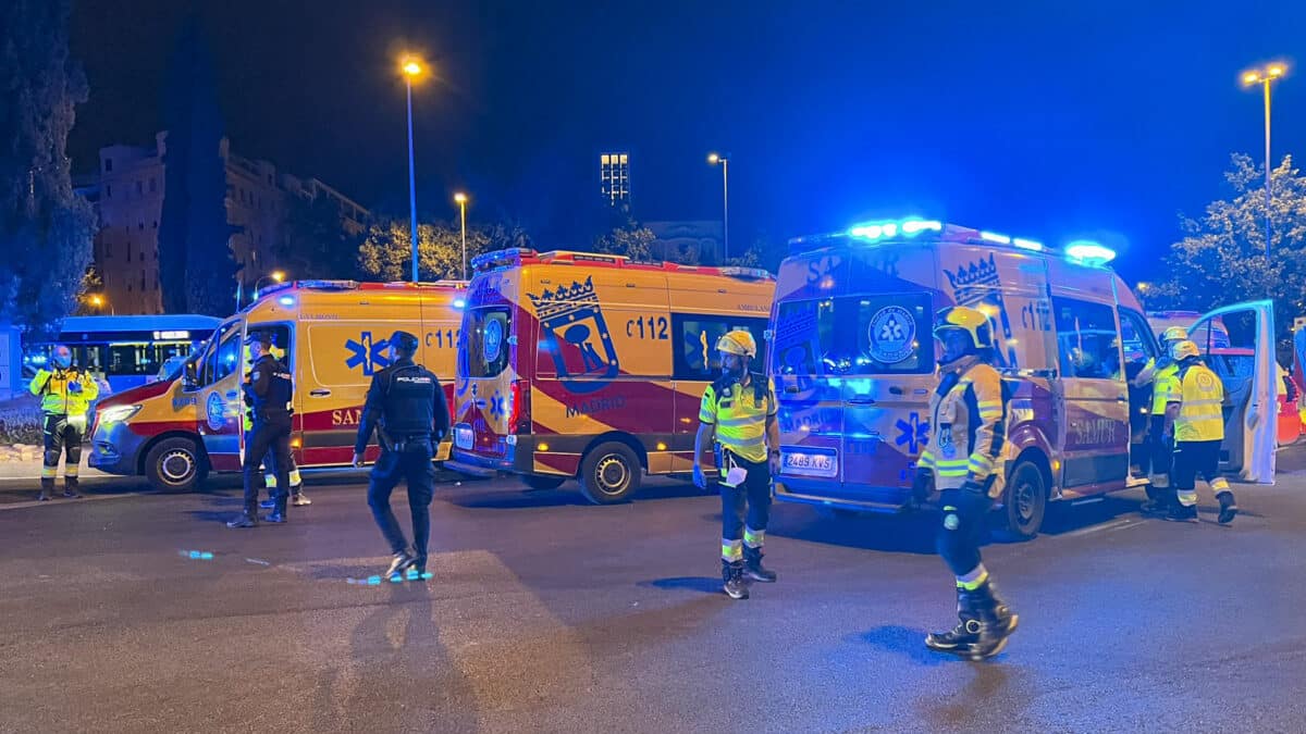 Policías, bomberos y sanitaros, frente al restaurante de Manuel Becerra (Madrid).