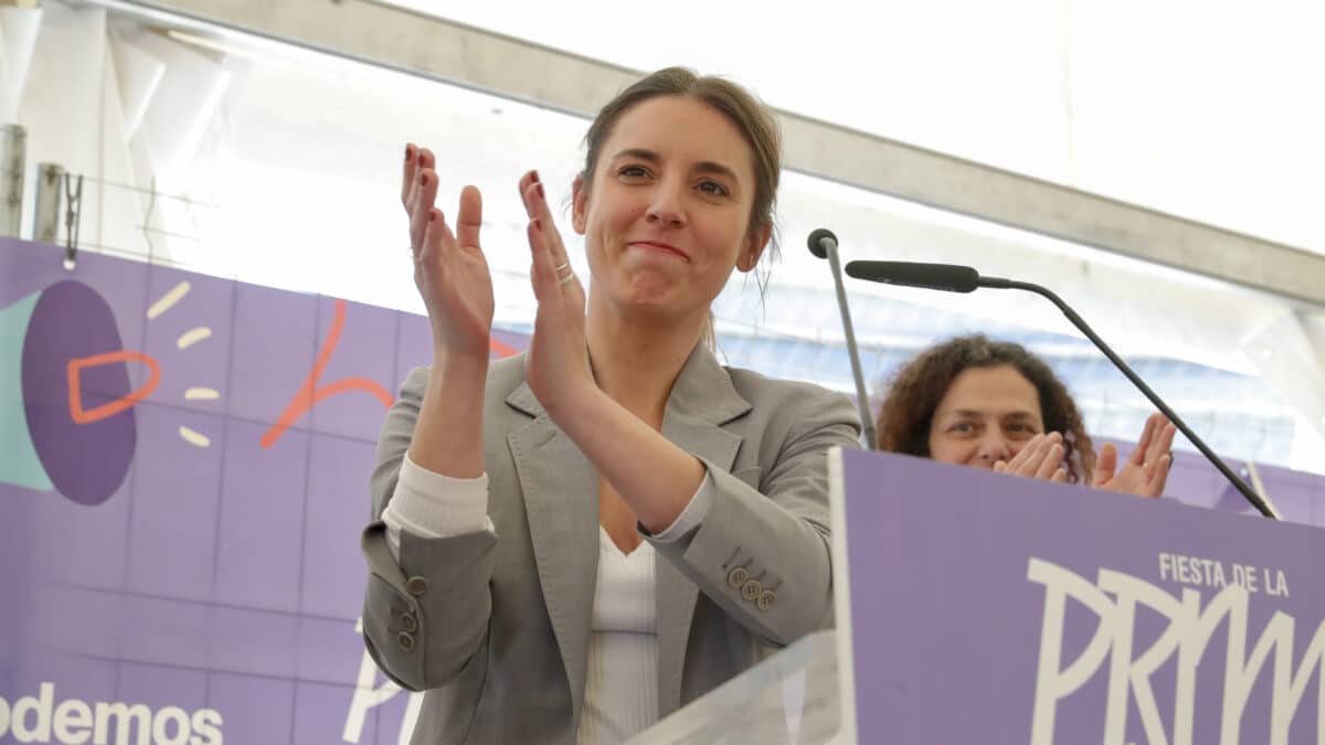 La ministra de Igualdad, Irene Montero (i), interviene durante la Fiesta de la Primavera en Zaragoza