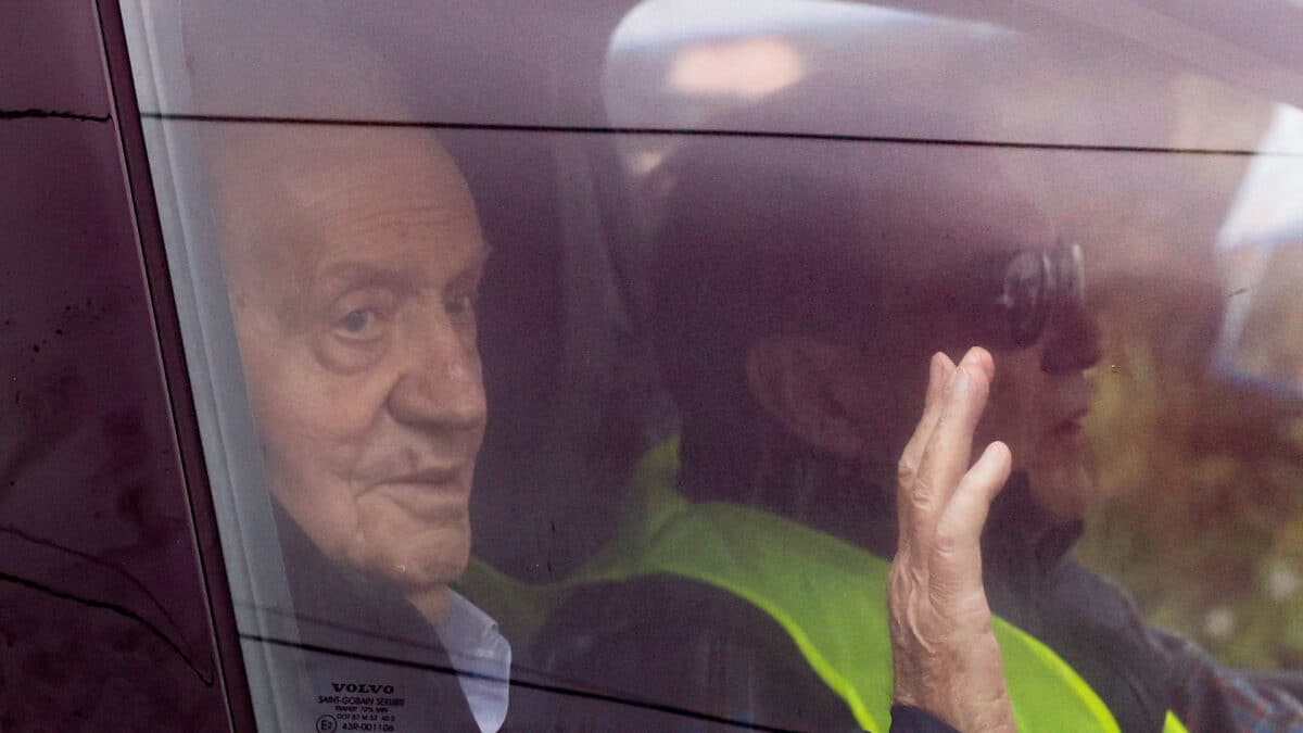 El rey emérito Juan Carlos I, en el vehículo que conduce su amigo Pedro Campos, en Vigo