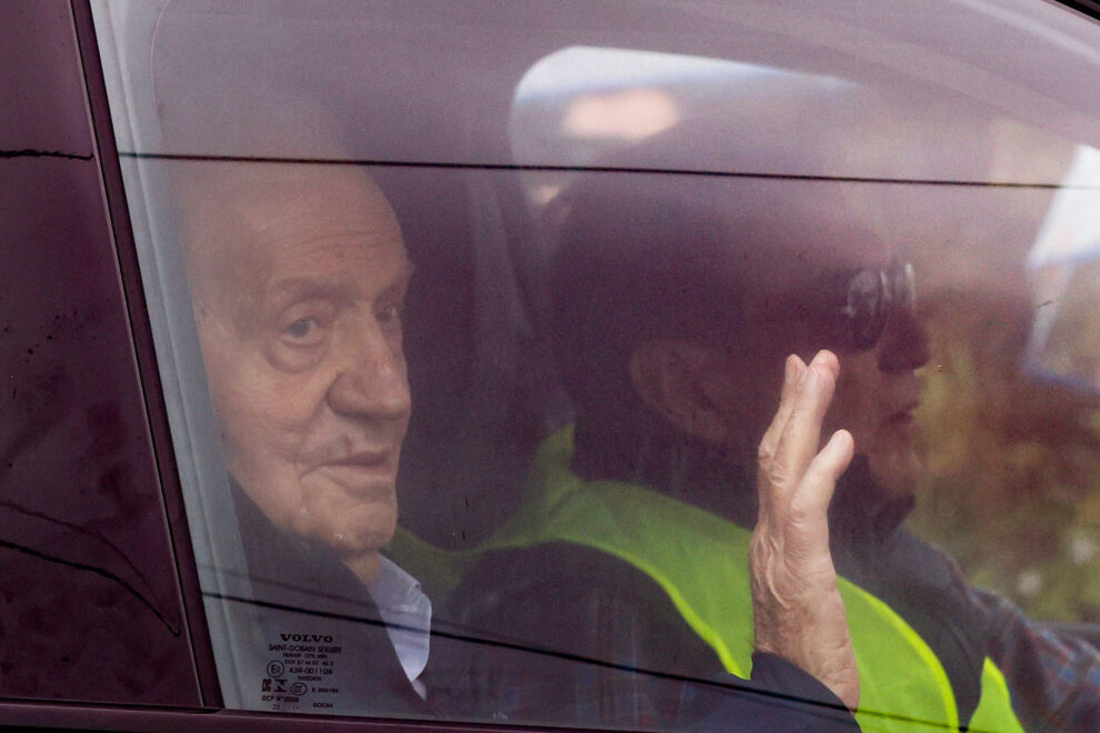 El rey emérito Juan Carlos I, en el vehículo que conduce su amigo Pedro Campos, en Vigo