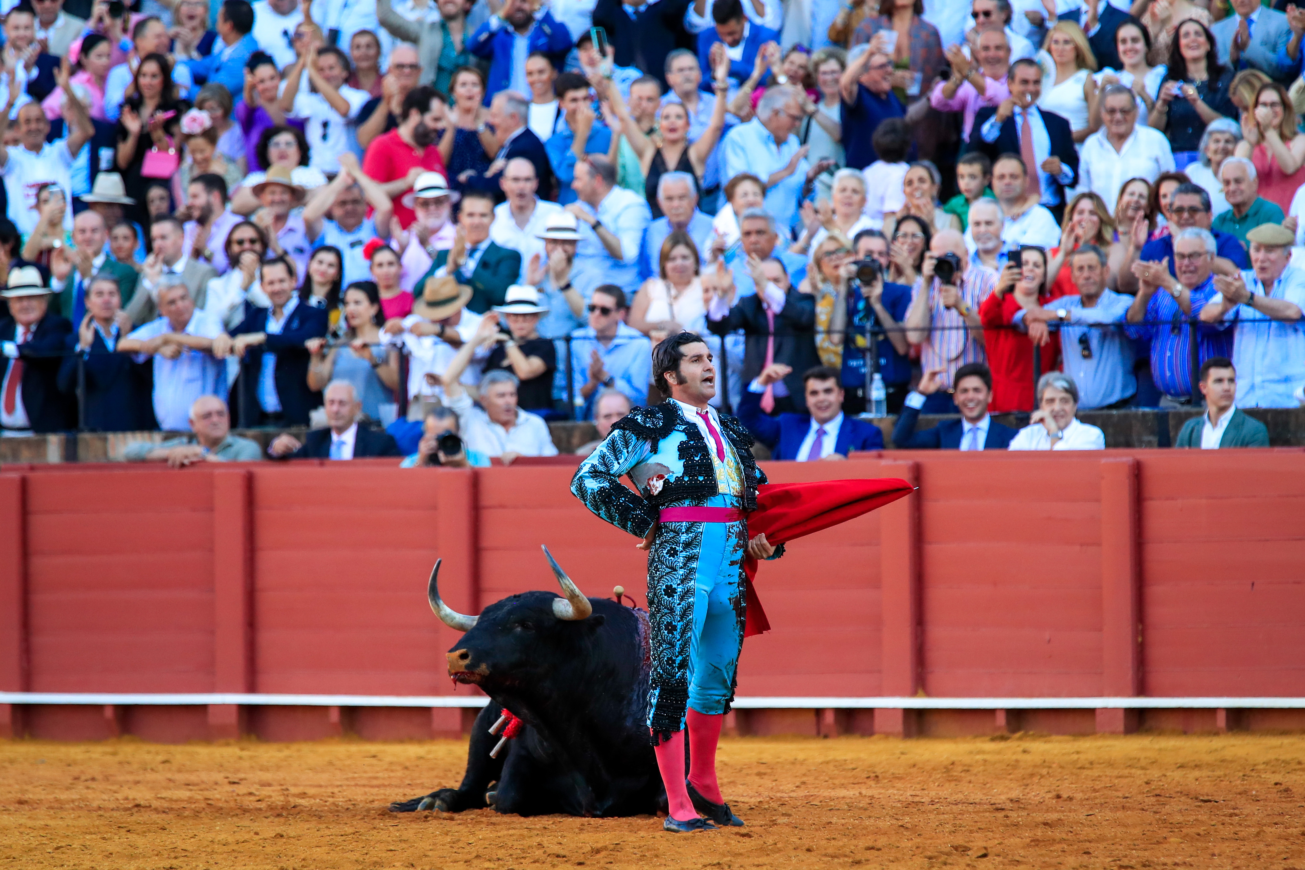 El torero Morante de la Puebla en la faena a su segundo toro al que cortó dos orejas y rabo en la décima corrida de abono de la Feria de Abril esta tarde en la plaza de la Real Maestranza de Sevilla. 
