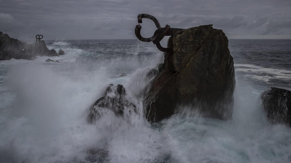 Olas en El Peine del Viento en San Sebastián.