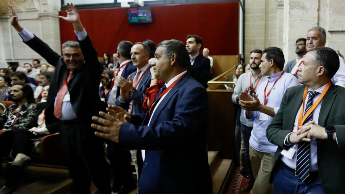 Representantes de los regantes de Doñana aplauden en el Parlamento de Andalucía.