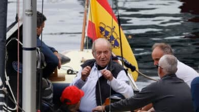 El rey Juan Carlos, entre abrazos y risas en la primera jornada de entrenamientos para las regatas