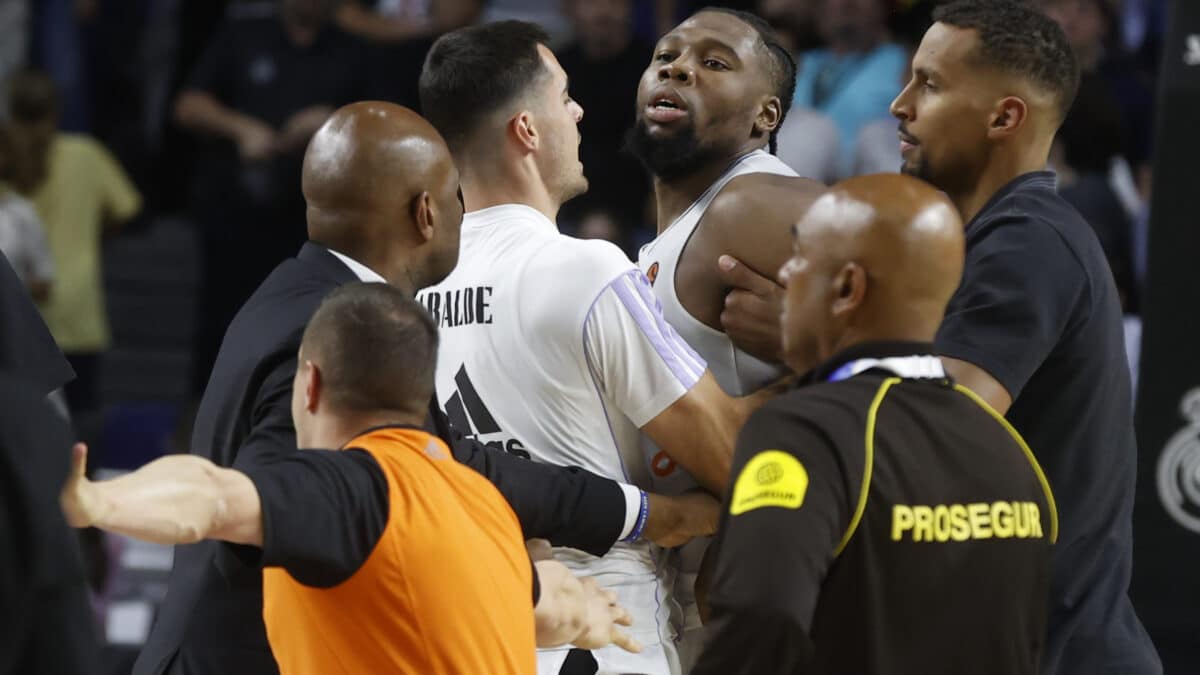 El ala-pívot del Real Madrid Guerschon Yabusele (3d) es controlado por sus compañeros durante el segundo partido de los cuartos de final de la EuroLiga que Real Madrid y Partizán Belgrado disputan este jueves en el Wizink Center, en Madrid.