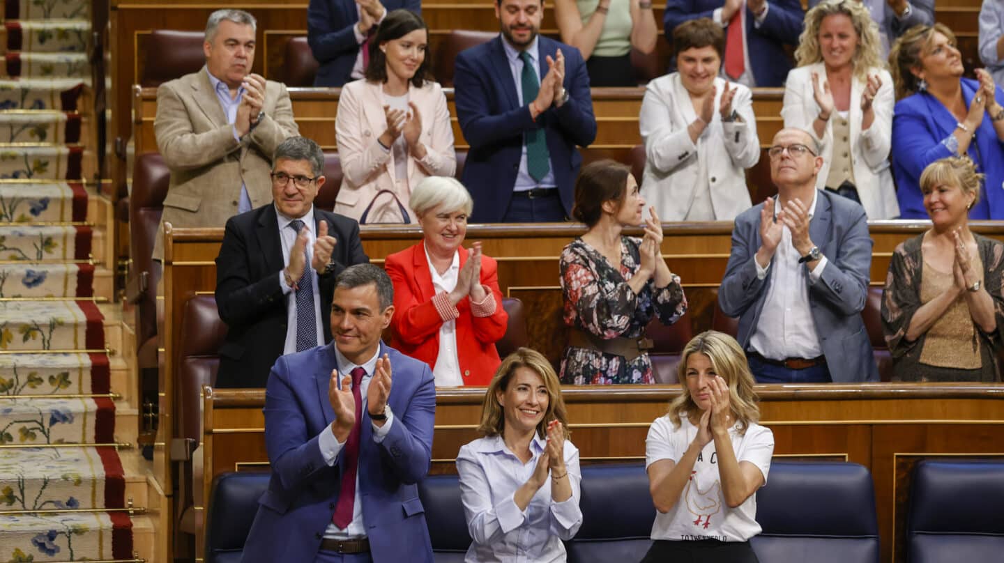 MADRID, 27/04/2023.- El presidente del Gobierno, Pedro Sánchez (i), junto a la ministra de Transportes, Movilidad y Agenda Urbana, Raquel Sánchez (c), y la vicepresidenta segunda y ministra de Trabajo y Economía Social, Yolanda Díaz (d), se felicitan tras la aprobación del proyecto de Ley por el Derecho a la Vivienda que permitirá poner topes a los precios del alquiler en zonas tensionadas, este jueves durante el pleno del Congreso de los Diputados en Madrid. EFE/ Javier Lizón