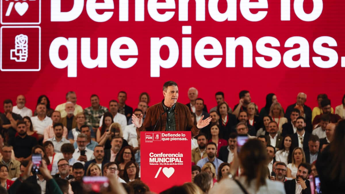 VALENCIA, 16/04/2023.- El secretario general del PSOE y presidente del Gobierno, Pedro Sánchez, interviene en la jornada de clausura de la Conferencia Municipal del PSOE, este domingo en Valencia. EFE/Kai Forsterling