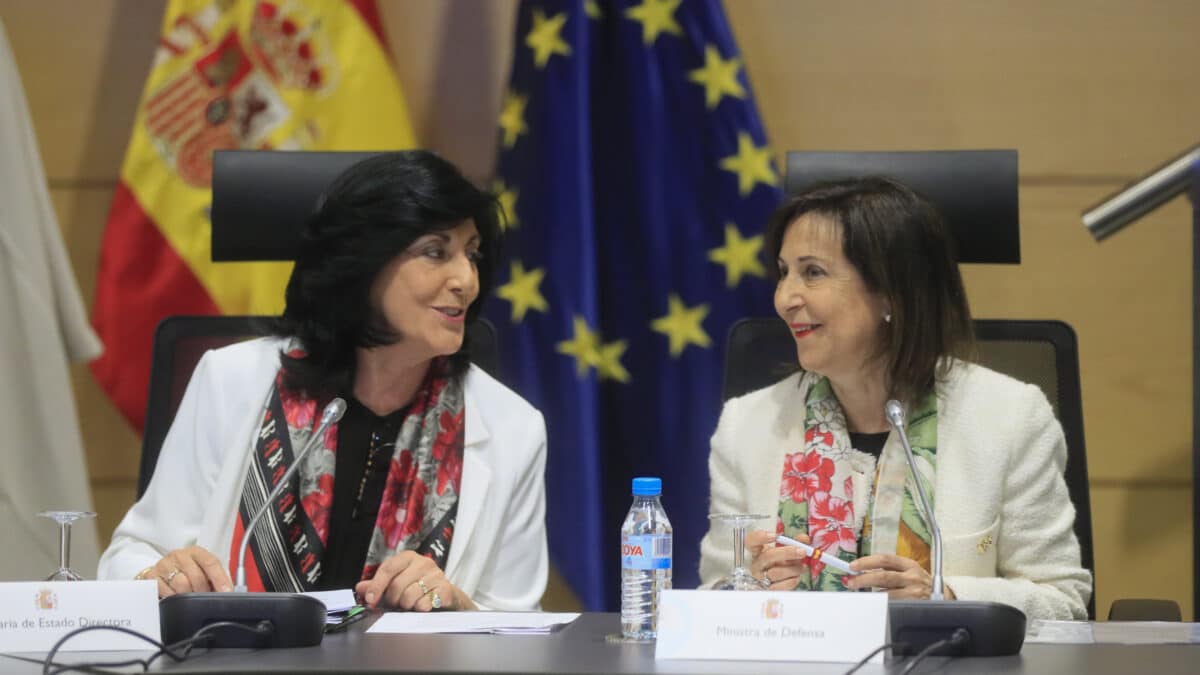 La ministra de Defensa, Margarita Robles (d), junto a la directora del Centro Nacional de Inteligencia (CNI), Esperanza Casteleiro (Efe).