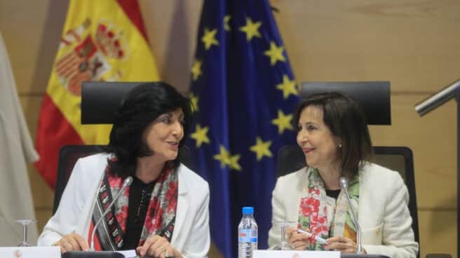 La ministra de Defensa, Margarita Robles (d), junto a la directora del Centro Nacional de Inteligencia (CNI), Esperanza Casteleiro (Efe).