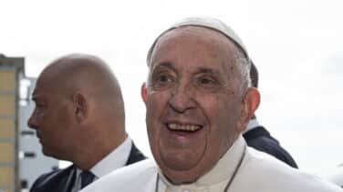 El Papa sonríe al salir del hospital: "Sigo todavía vivo"