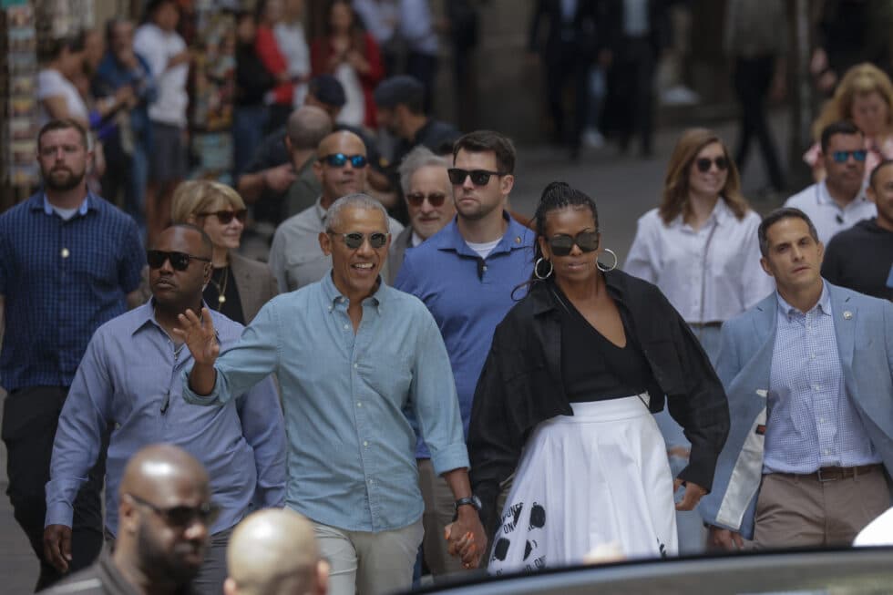 El expresidente norteamericano Barack Obama (d) y su mujer Michelle (i) acompañados de Steven Spielberg y su esposa Kate Capshaw (detrás) salen del MOCO Museum de Barcelona