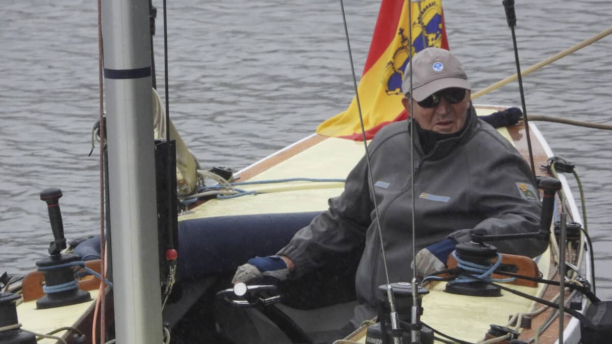 El rey emérito Juan Carlos I navega abordo del Bribón junto a su amigo Pedro Campos en aguas de Sanxenxo donde mañana tiene previsto participar en una regata.