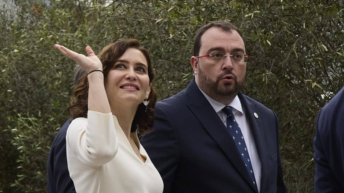 La presidenta de la Comunidad de Madrid, Isabel Díaz Ayuso, junto al presidente del Principado de Asturias, Adrián Barbón, en La Palma.