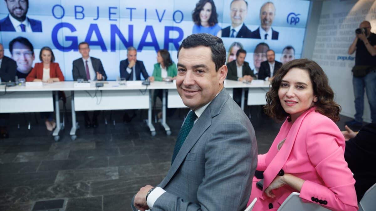 La presidenta de la Comunidad de Madrid, Isabel Díaz Ayuso, y el presidente de la Junta de Andalucía, Juanma Moreno, posan durante la Junta Directiva Nacional del PP este 10 de abril.