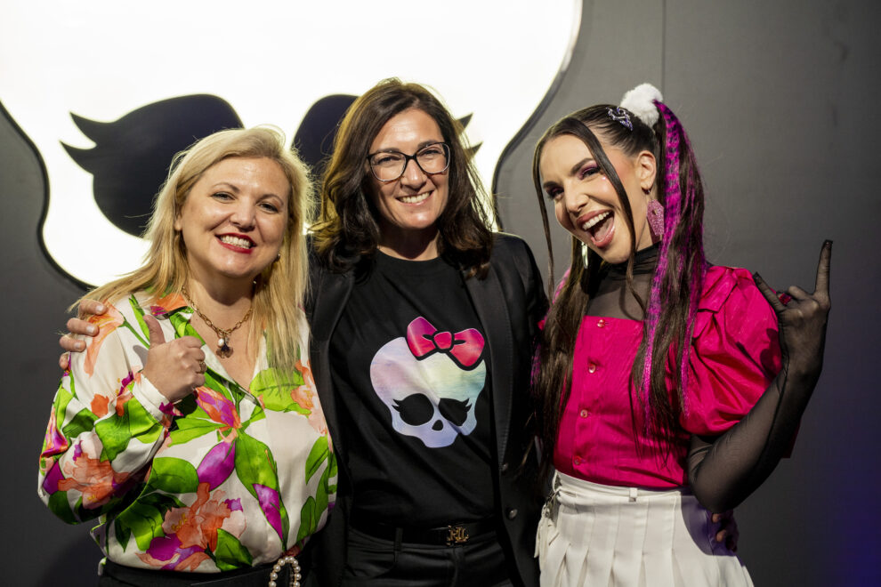 Inés Hernand posa con Céline Ricaud, Head of Marketing de Mattel para Iberia, y Diana Díaz, Directora de las Líneas de Ayuda de Fundación ANAR