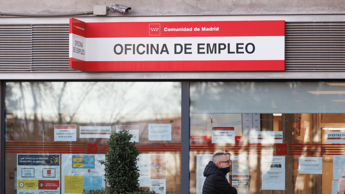 Oficina del SEPE en España a la que van varias personas a preguntar cuándo se cobra el paro en abril 2023