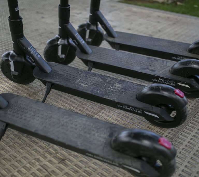 París abre la veda: ¿qué está fallando con los patinetes eléctricos de alquiler?