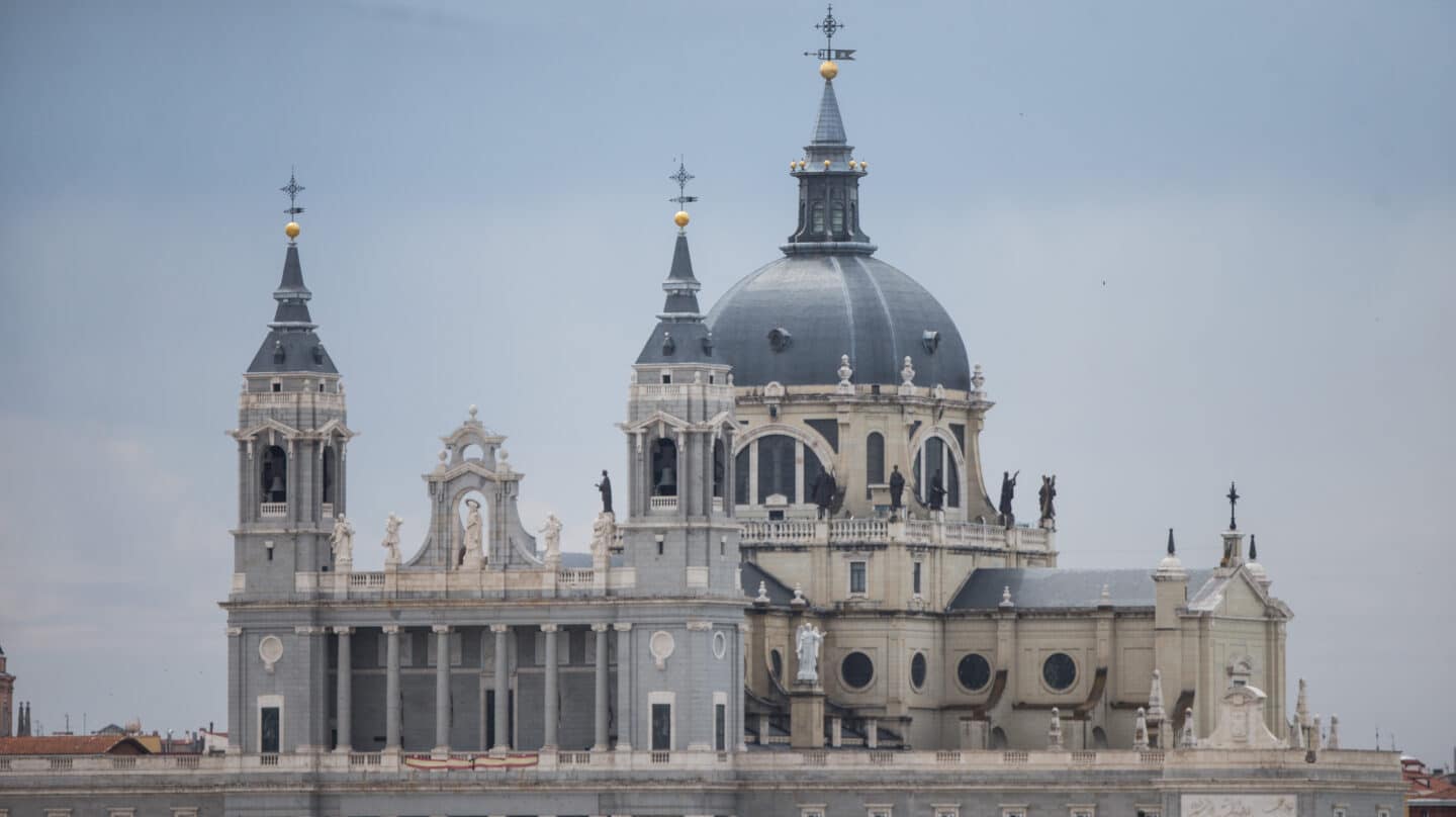 Vista de la Catedral de La Almudena desde la zona del Templo de Debod