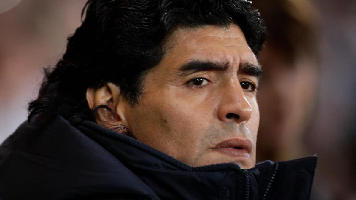 Diego Maradona, entonces entrenador nacional de Argentina, observa durante el partido amistoso de fútbol entre Escocia y Argentina en Hampden Park.