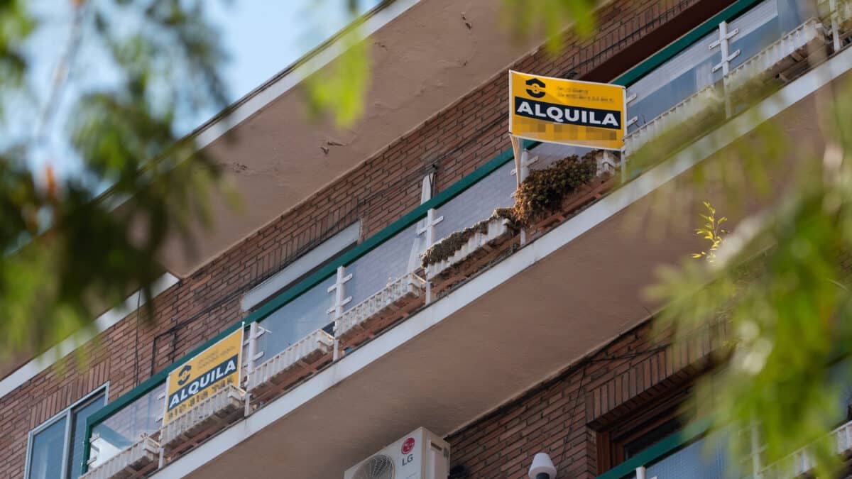 Cartel de alquiler en un edificio de Madrid.