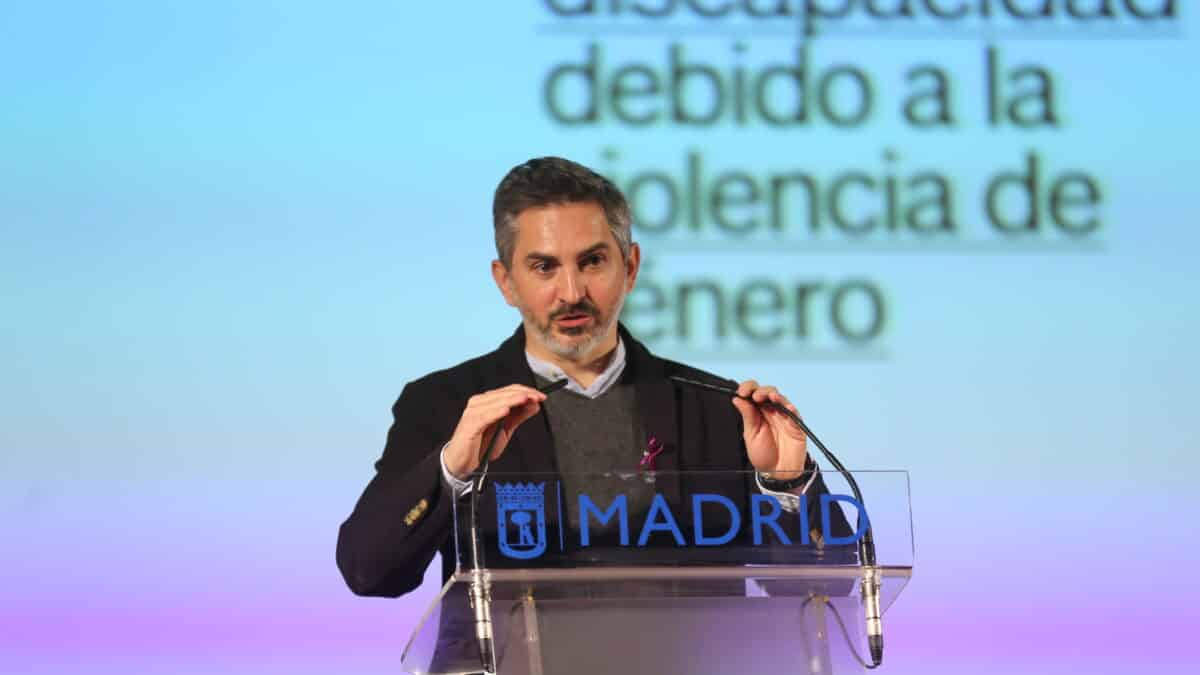 El delegado de Familias, Igualdad y Bienestar Social del Ayuntamiento de Madrid, Pepe Aniorte, interviene en el acto institucional