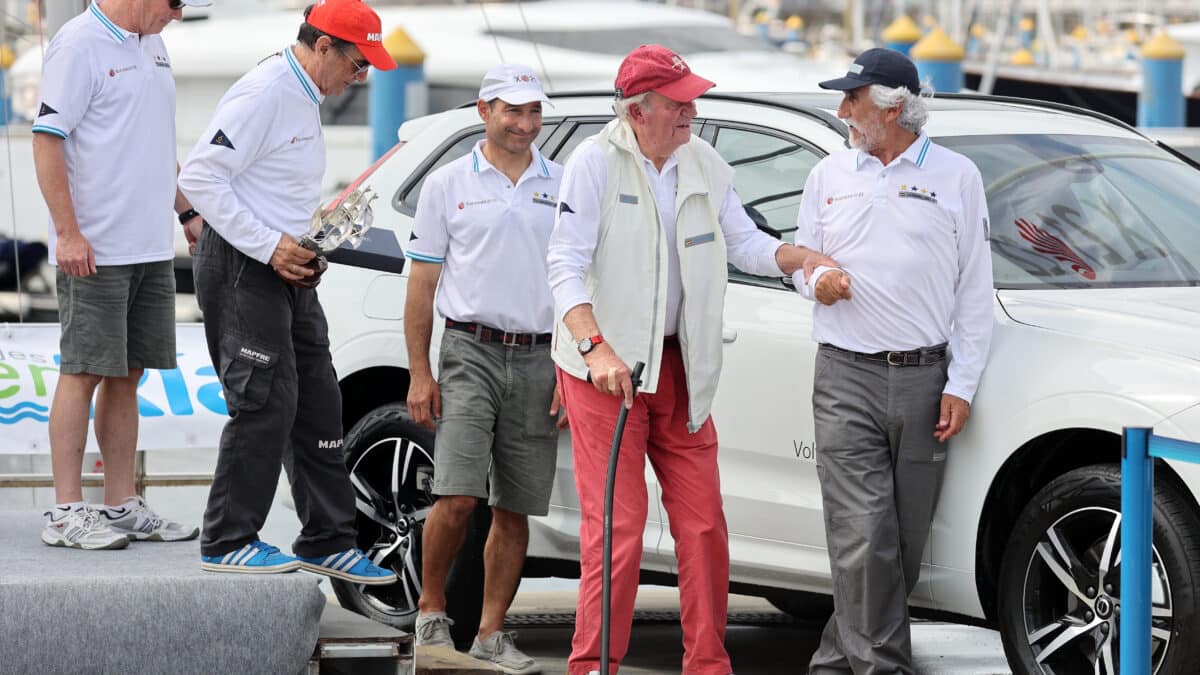 El Rey emérito Juan Carlos y su amigo, Pedro Campos, durante la entrega de premios en la clausura de la 3ª Regata del IV Circuito Copa de España 2022 de la clase 6M