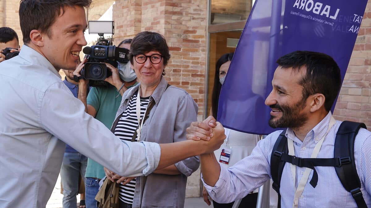 El líder de Más País, Iñigo Errejón (i), saluda al exconseller de Educación, Vicent Marzà (1d), en presencia de la portavoz de Unidas Podemos, Pilar Lima