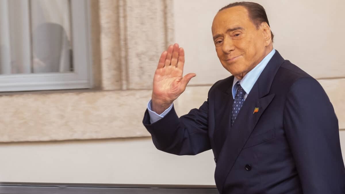 El ex primer ministro de Italia y líder de Forza Italia, Silvio Berlusconi, saluda a los medios