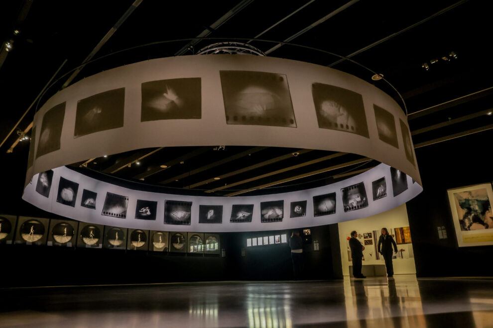 Una de las obras de la sección 'Luces' que componen la exposición 'Visiones expandidas. Fotografía y experimentación', en CaixaForum, a 11 de diciembre de 2022, en Madrid (España). El centro cultural de la Fundación ‘la Caixa’ acoge una muestra inédita de fotografía experimental en colaboración con el Musée National d’Art Moderne - Centre National d’Art et de Culture Georges Pompidou de París. Una selección de obras de artistas tan diversos como Man Ray, László Moholy-Nagy, Dora Maar, Maurice Tabard, Roger Parry, William Klein, Brassaï, Sara Cwynar o Pol Bury.