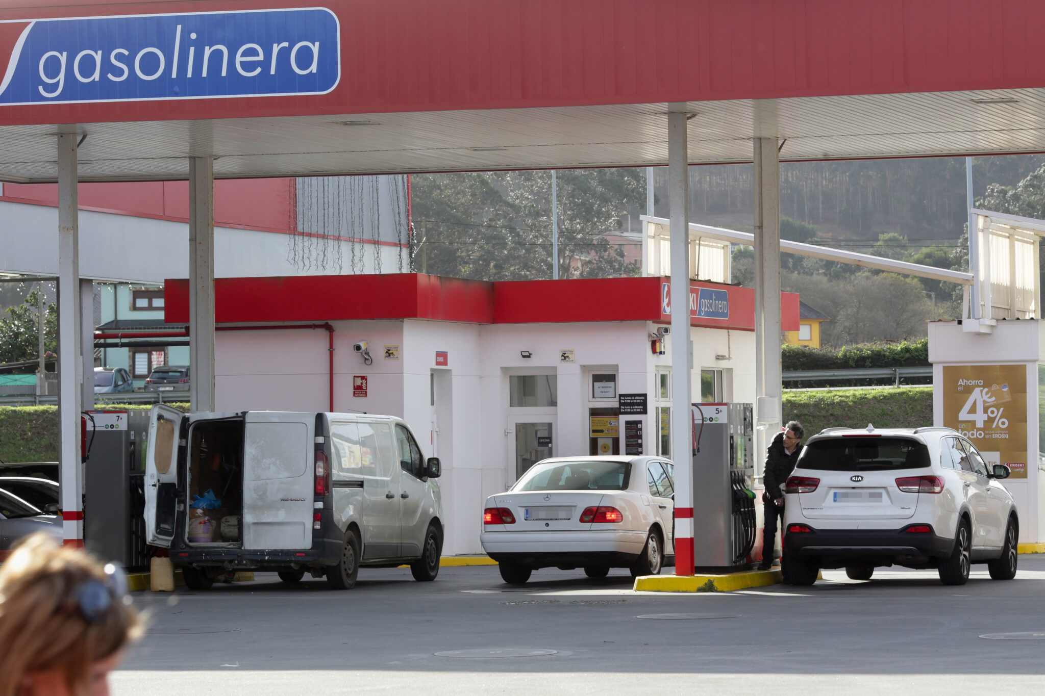 Coches en una gasolinera