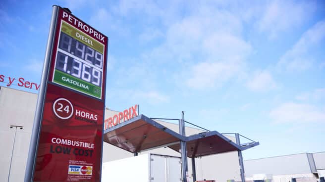 Detalle de un cartel de una gasolinera con los precios del carburante