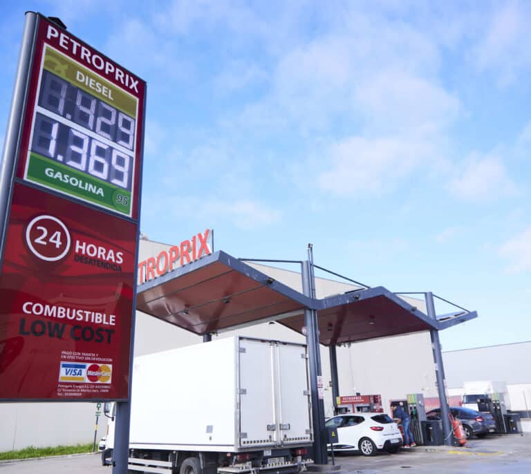 Las gasolineras 'low cost' abren la guerra contra Repsol y Cepsa y rebajan hasta 15 céntimos el litro de carburante