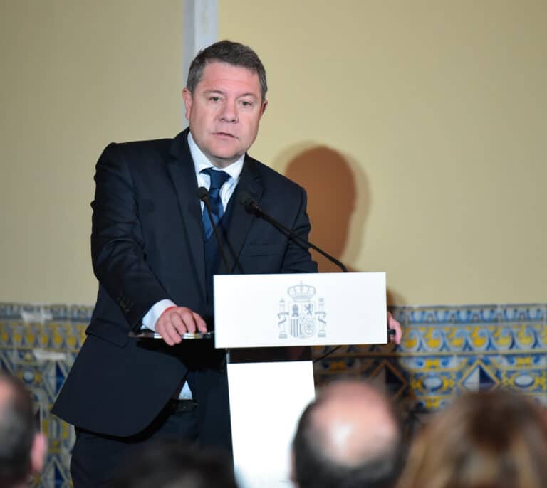 Querellas, investigaciones y "chanchullos": el campo contra García-Page