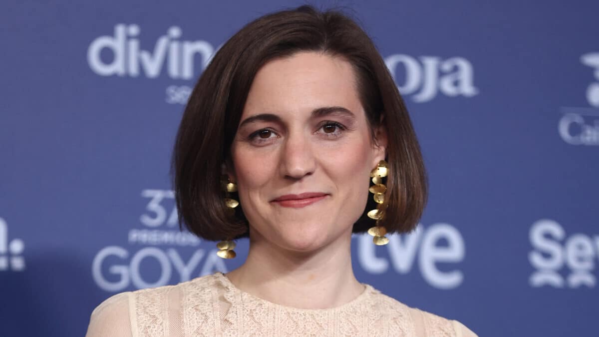 La directora Carla Simón posa en la alfombra roja previa a la gala de la 37 edición de los Premios Goya, en el Palacio de Congresos y Exposiciones FIBES