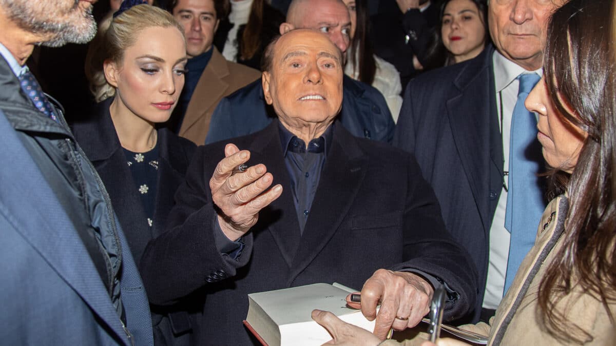 El ex primer ministro italiano Silvio Berlusconi, hospitalizado en cuidados intensivos