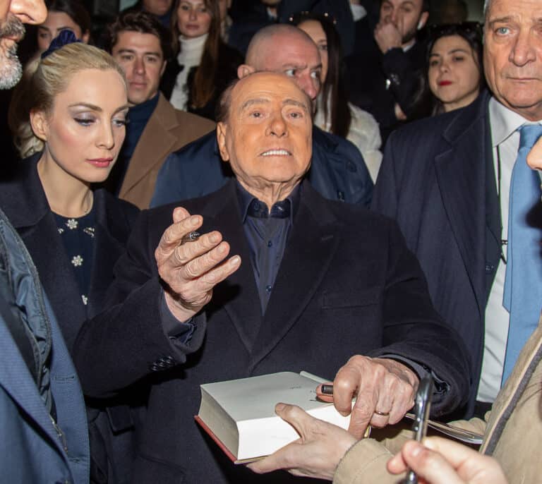 El ex primer ministro italiano Silvio Berlusconi, hospitalizado en cuidados intensivos