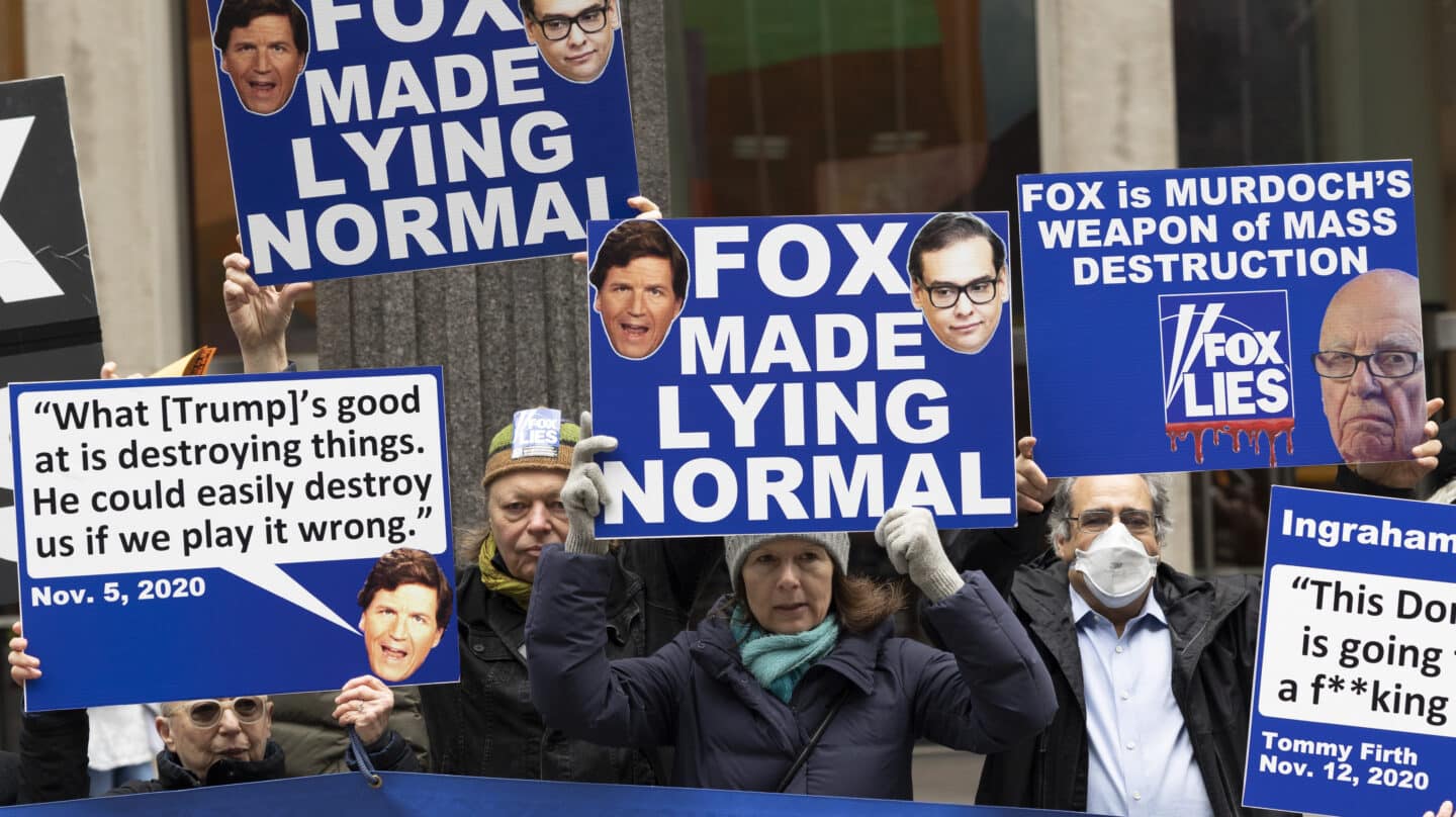 Manifestantes en la sede de Fox News, en Nueva York, protestan contra las mentiras vertidas por la cadena durante las elecciones de 2020 el pasado 21 de febrero.