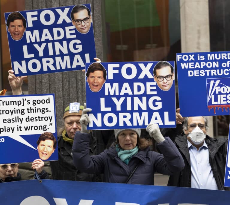 Fox News: la defensa basada en Homer Simpson que no ha evitado que paguen millones por mentir a su audiencia