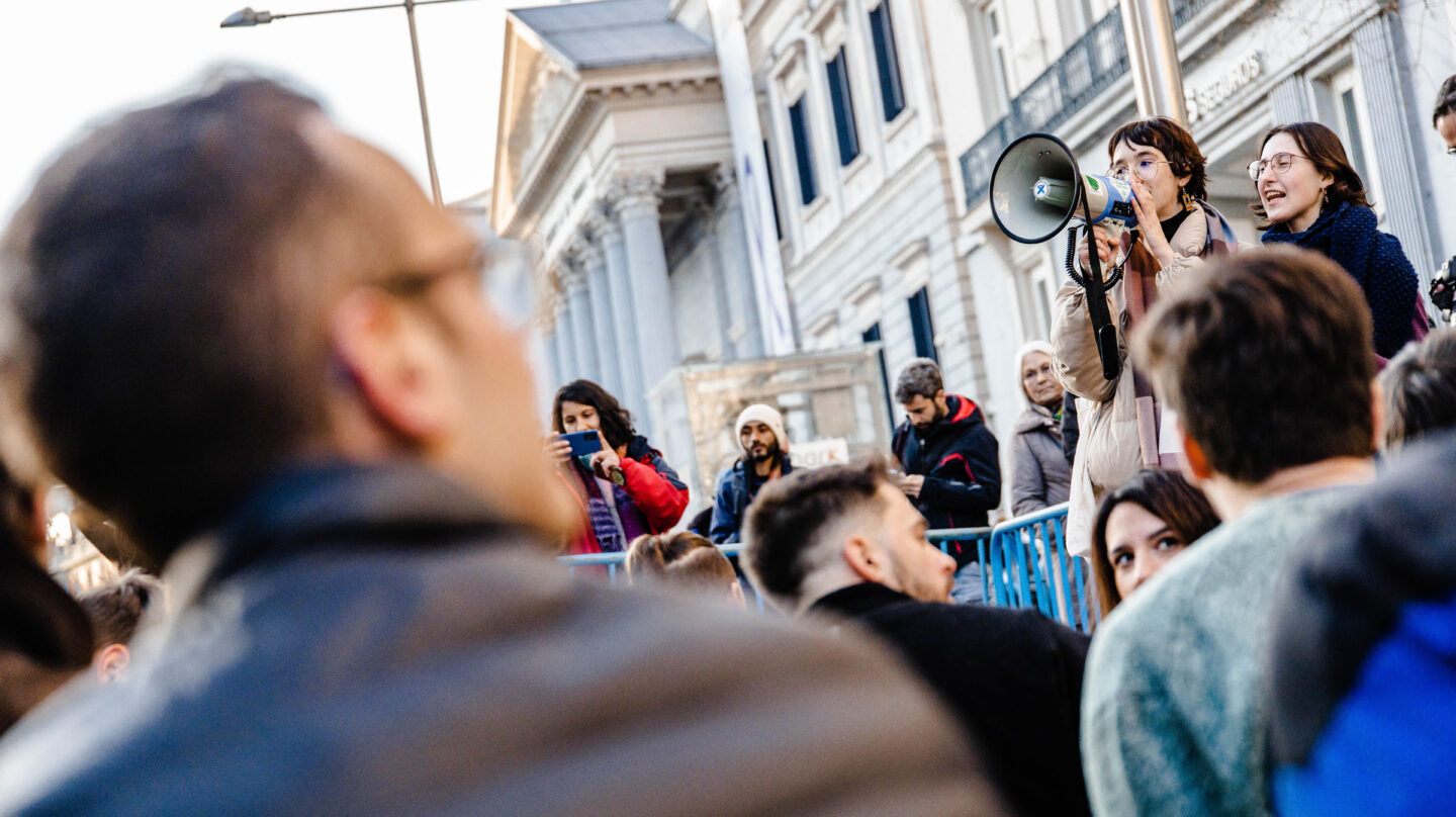 Una joven sujeta un megáfono durante una manifestación del movimiento ‘Juventud por el Clima’, frente al Congreso de los Diputados, a 3 de marzo de 2023, en Madrid (España).