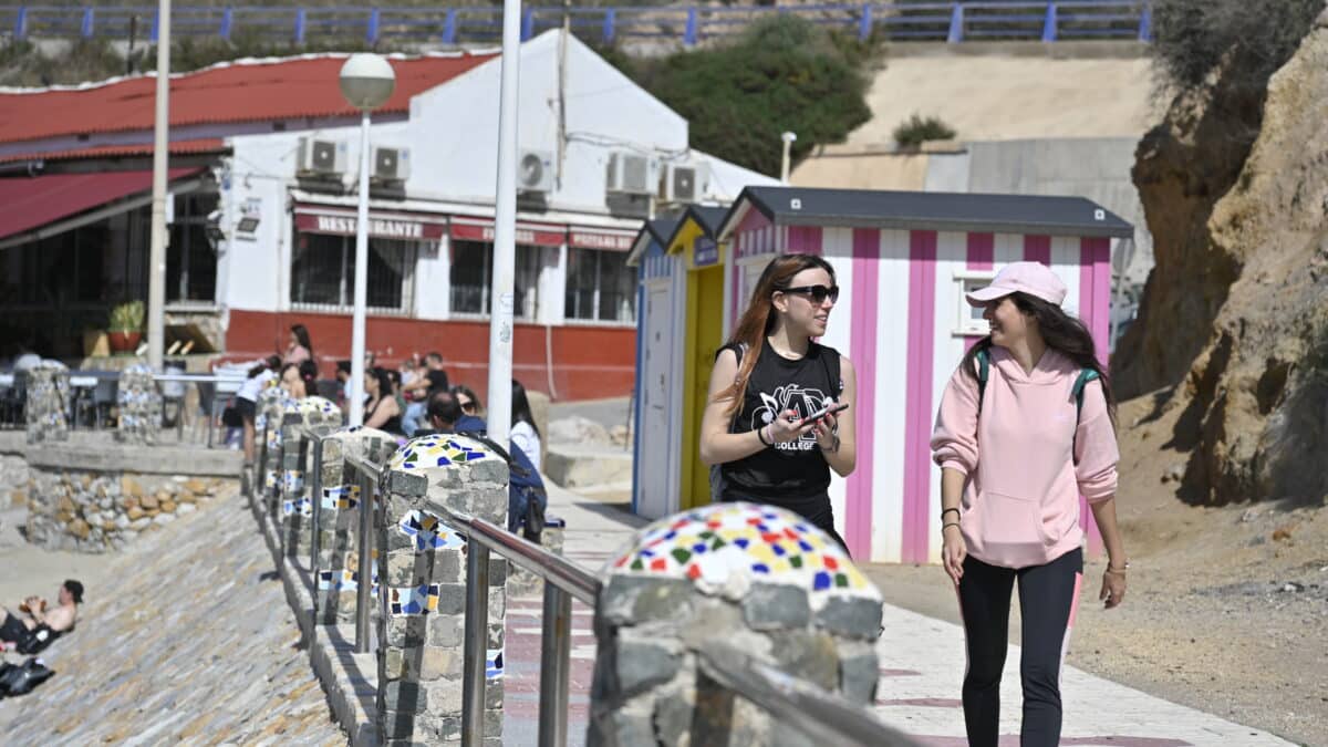 Numerosas personas acuden a la playa aprovechando las altas temperaturas