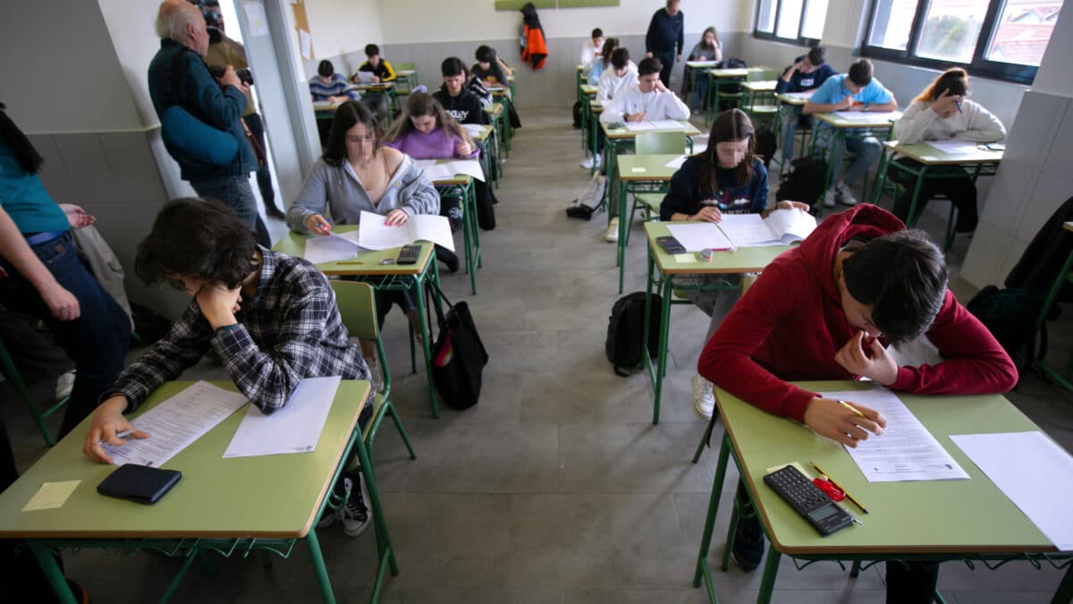 Los alumnos de una clase de 1º Bachillerato del Instituto Calderón de la Barca en Gijón realizan una prueba piloto de PAU